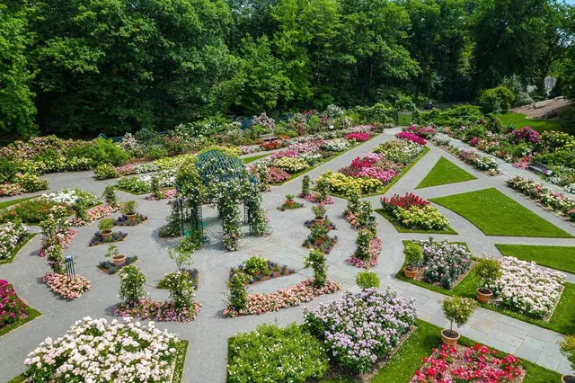 New York’s “Crown Jewel” Is Officially the State’s Most Beautiful Garden — Famous for Its Victorian Glasshouse & Seasonal Blooms