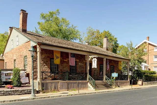 America’s Oldest Restaurant Is a 350-Year-Old Tavern Just 40 Minutes From NYC — Once Known As “America’s Spy Prison”