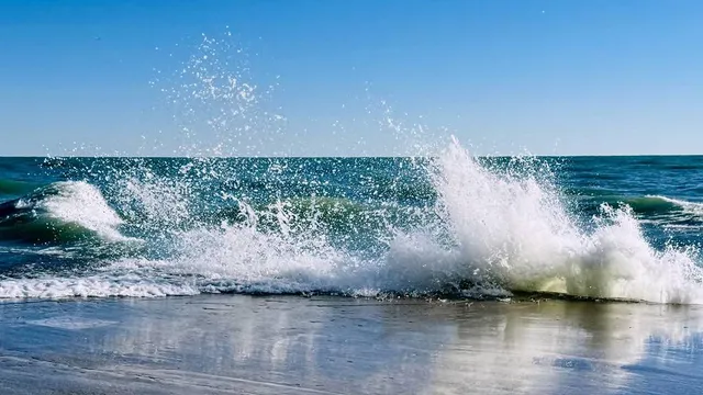 5 Foot Waves, Dangerous Currents Predicted At Chicago Beaches Monday