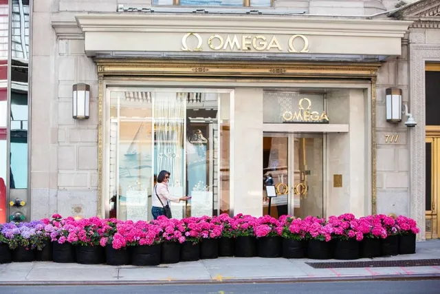Hundreds Of Roses Return To Totally Transform NYC’s Fifth Ave In Whimsically Stunning Floral Displays This Summer