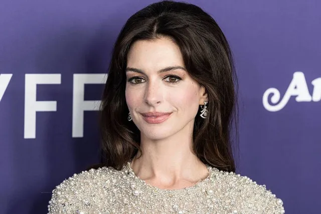Anne Hathaway Was Spotted Filming ‘The Devil Wears Prada 2’ Next To An Iconic Brooklyn Bar Whose Owner Invented The Cosmo