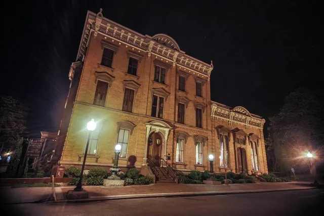 This Extensive Haunted History Trail In New York Features Over 80 Eerie Stops — Hotels, Asylums, & More