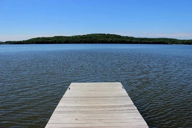 This Glacier-Carved Lake Is Only One Hour From Chicago—It’s A Serene Natural Escape For Wildlife Viewing