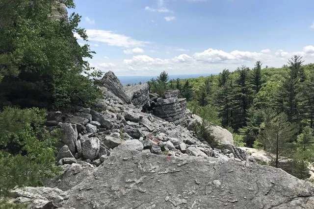The 2nd‐Best Summer Hiking Trail in America Is Just 90 Miles From NYC — With Massive Cliffs, A Hidden Rock Staircase, and Zero Crowds