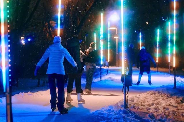 This Free, 1,500-Foot Ice Skating Trail Is Just A Quick Flight From NYC — With DJs, Skyline Views, & Fairytale Vibes
