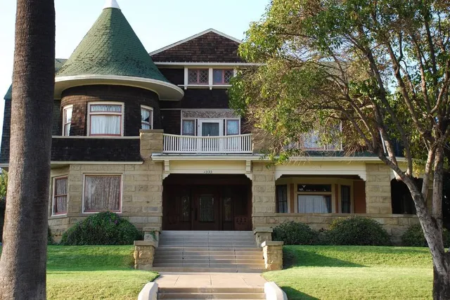 The Shortest Street In L.A. Is Just 13 feet Long And Paved With Bricks — It Overlooks A 1903 Victorian House
