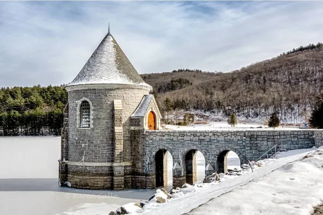 This Charming Mountain Town Near NYC Was Named A Must-Visit Winter Escape—With Ski Slopes, Frozen Waterfalls, & Cozy Cabins