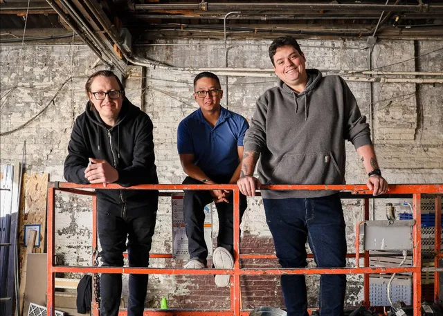 Chicago’s Next Big Bar Was Just Named: The Alley Cat Unveils 1940s Vibe, Cocktails Under $14, And A ‘Girl Dinner’ Dish