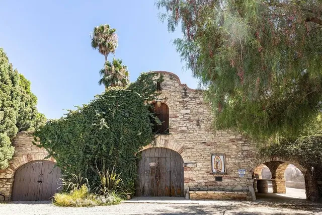 A Silent Film Actor Built This West Hills Stable In The 1930s — It’s Now A Rustic Wine And Beer Garden That Lets You BYO Food