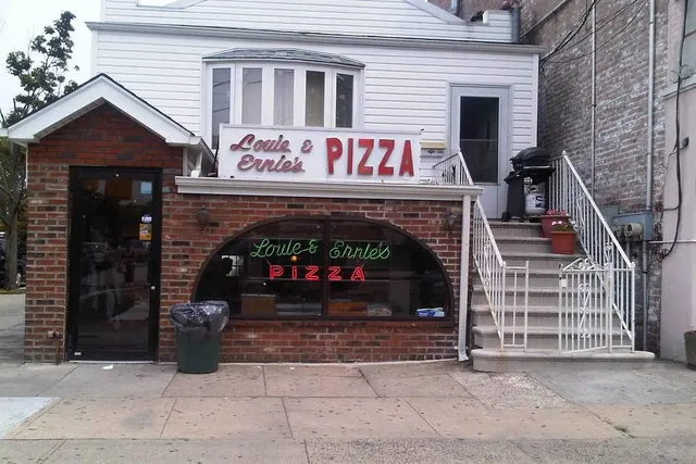The Best “Hole-in-the-Wall” Restaurant in New York State Is a Tiny Bronx Pizza Shop From 1947