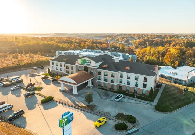 Holiday Inn Express & Suites Saint Robert - Leonard Wood by IHG