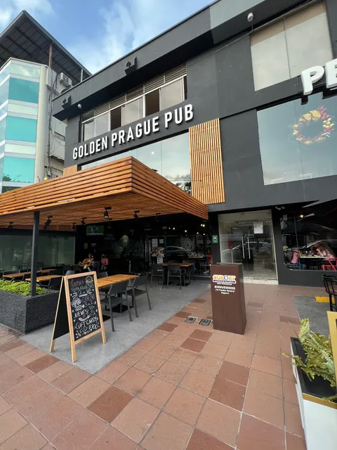Golden Prague Pub - Urdesa