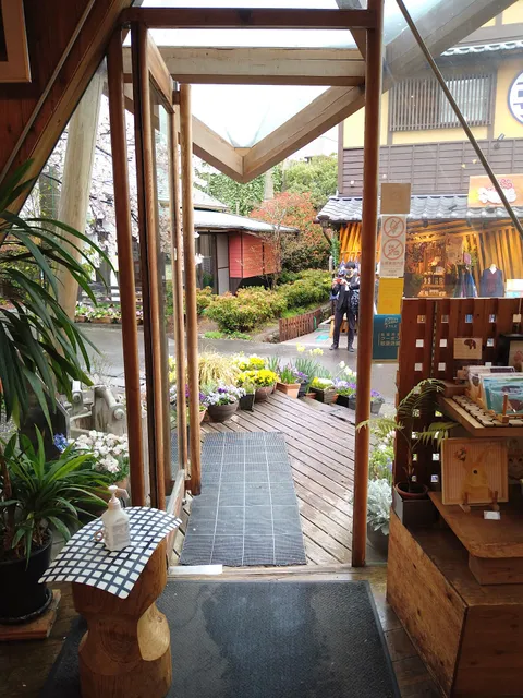 蜂の巣ログハウジング（株）