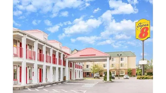 Super 8 by Wyndham Clinton