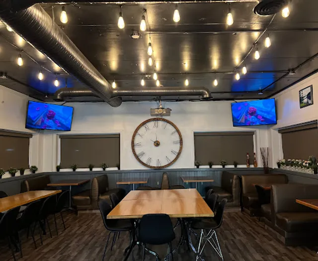 Eat on Samosa (Momo Paradize)