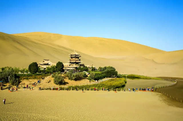 敦煌鸣沙山月牙泉风景名胜区