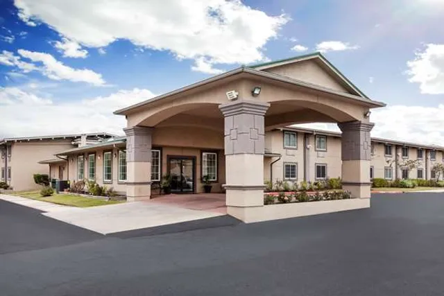 Super 8 by Wyndham Beaumont I-10 / College Street