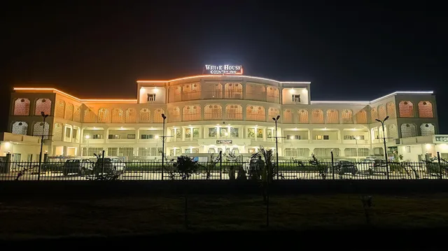 White House Country Inn by Pearl