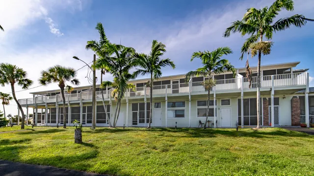 Captain's Table Hotel by Everglades Adventures