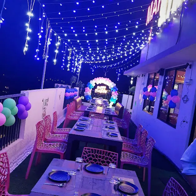 Sky Roof Restaurant & Cafe