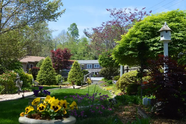 Mountainaire Inn & Log Cabins