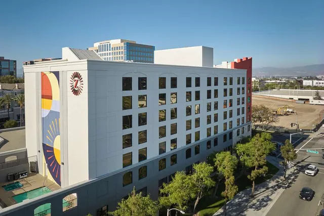 Hotel Zessa Orange County Airport, a DoubleTree by Hilton