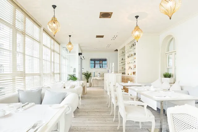 The restaurant "White"