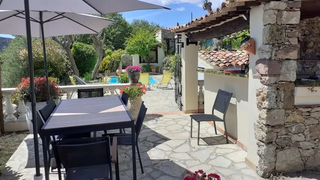 Le Jardin Du Cannet: Maison de vacances, gîte avec piscine, au cœur de l'Esterel, au calme, proche des plages de Fréjus Var.