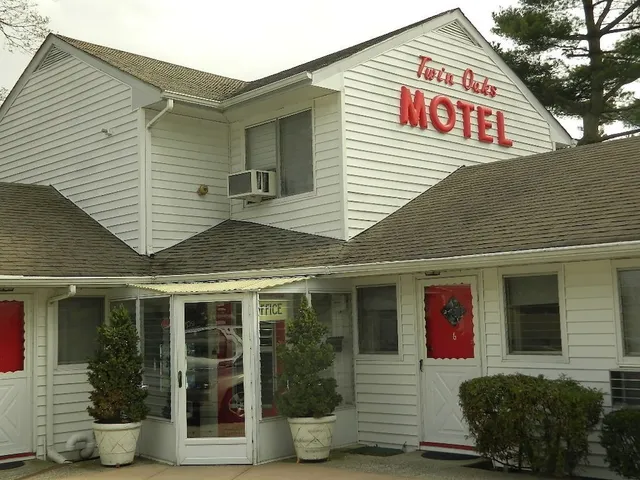 Twin Oaks Motel