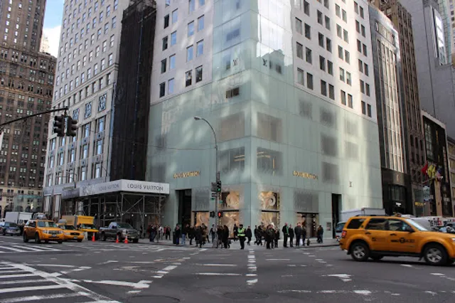 Louis Vuitton New York Saks Fifth Ave