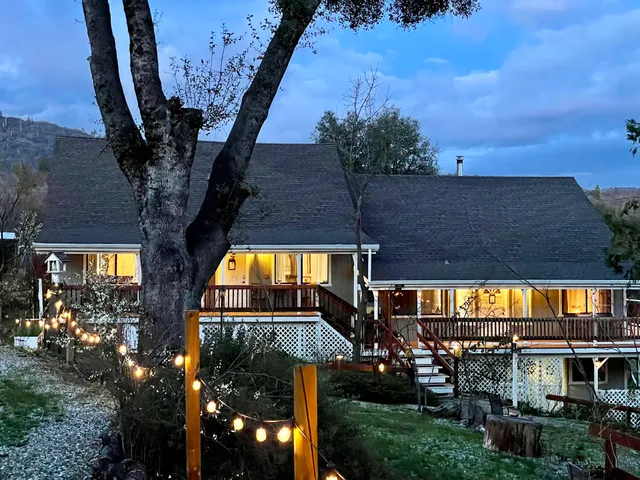 Sierra Mountain Lodge - Vacation Rentals - Yosemite