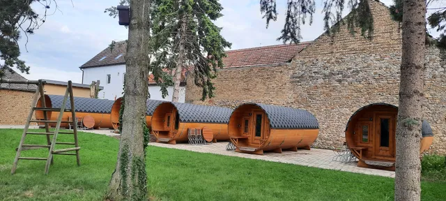 Urige Schlaffässer im Winzergarten