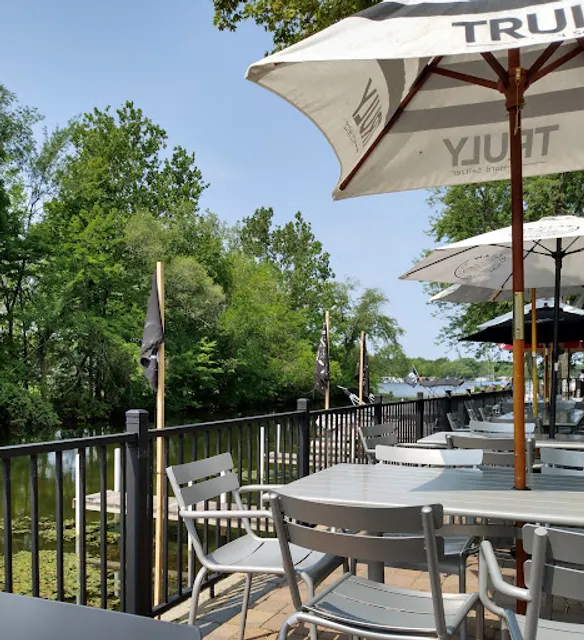 Lakelife Bar & Grill