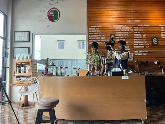 Elmonts Coffee (Kopi Lokal Sulawesi Utara, Arabika Tomohon, Cafe Terbaik Tomohon)