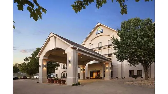 Days Inn & Suites by Wyndham Cedar Rapids