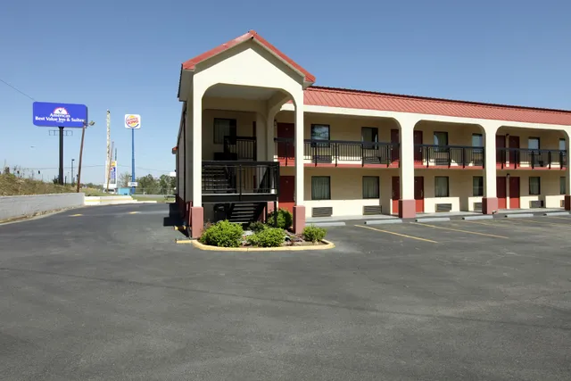 Americas Best Value Inn & Suites Macon at Eisenhower Pkwy