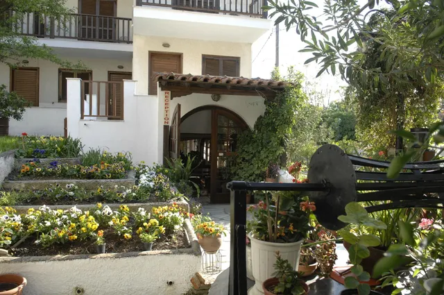 Hotel Magani - Apartments Studios Maisonettes for rent. Apartmani. Holiday accommodation. Ξενοδοχείο με ενοικιαζόμενα δωμάτια & διαμερίσματα