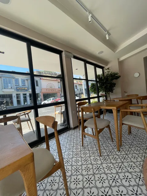 NOMADES Cafe & Restaurant