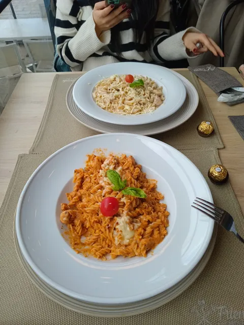 Friends Pasta Bar Lac 1