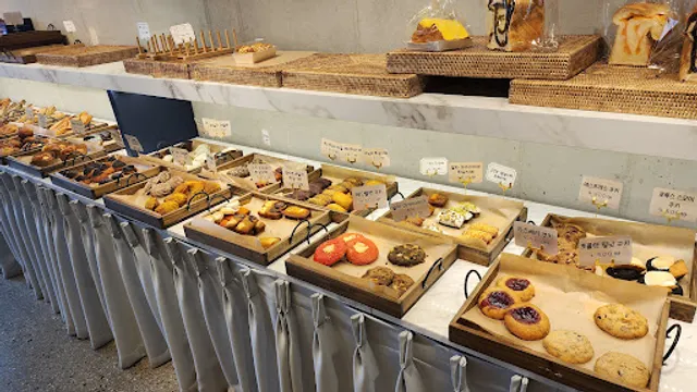 Garam Bakery & Cafe (가람 베이커리 앤 카페)