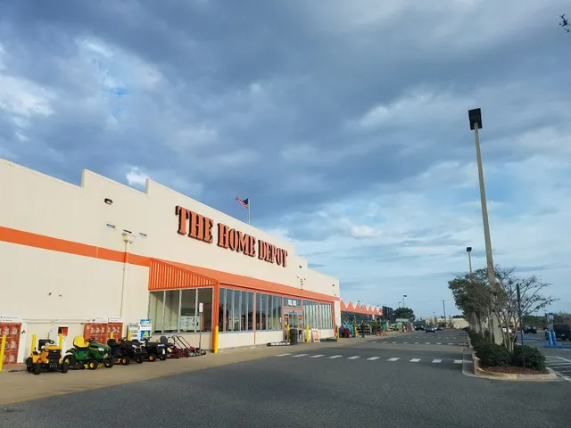 Shoppes at Amelia Concourse