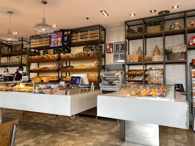 A Confeitaria -Pastry, sandwich and coffee shop