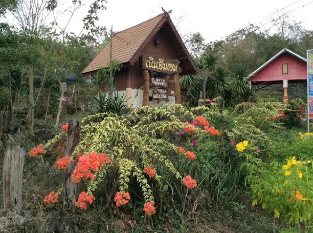 ให้เช่าบ้านพักและพื้นที่ขายของ