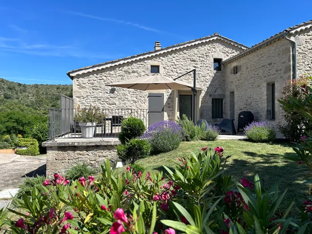 Mas de Veyras - Gites 5* en Ardèche - Les Châtaigniers - Les Micocouliers - Piscine - Nature