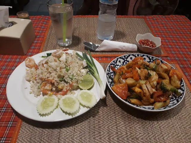 Noy soy4 จอมเทียน Madame Choucroute Restaurant