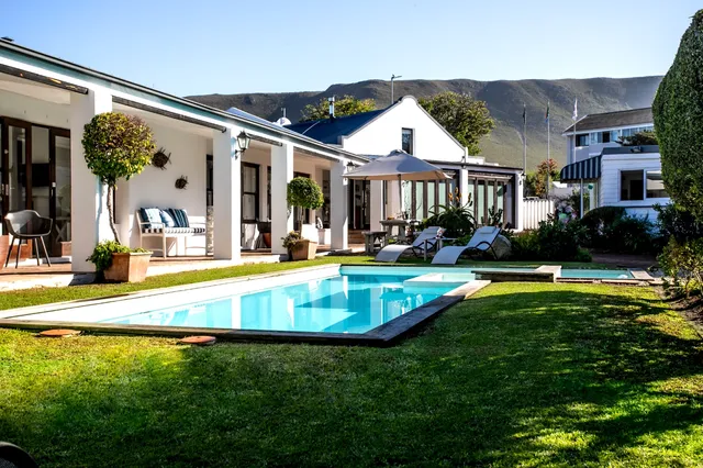 Sixteen Guesthouse on Main