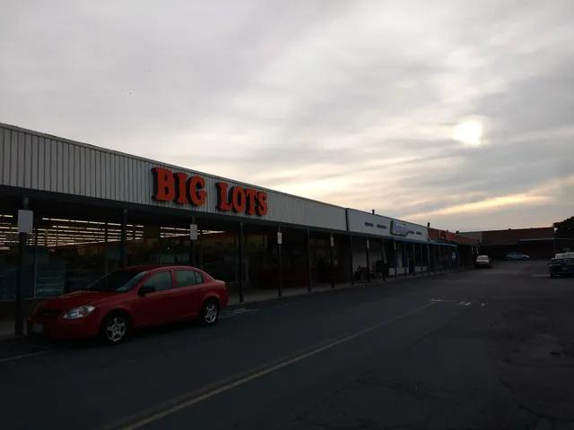 White Oaks Shopping Center