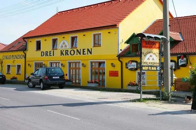 PENSION THREE CROWNS