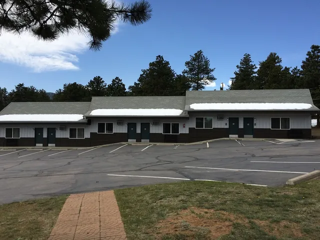 Saddle & Surrey Motel