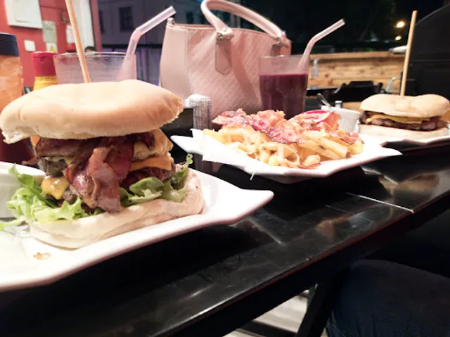 Leo's Burgers e Açaí